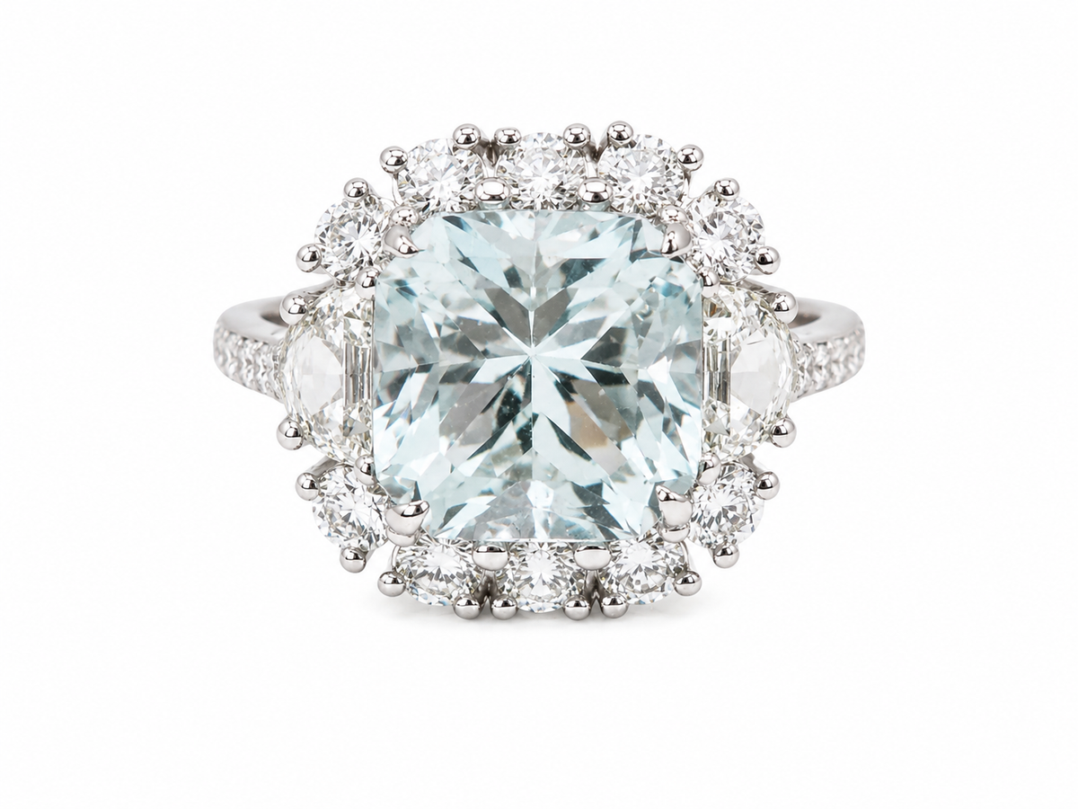 Bague entourage L'Aurore en or blanc avec aigue-marine taille coussin de 6 carats et diamants taille brillant