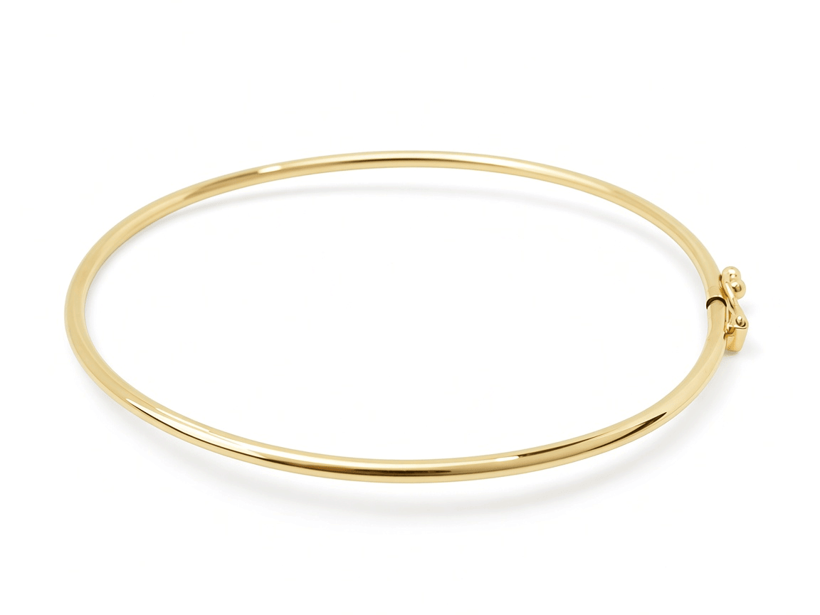 Bracelet jonc flexible L'Aurore en or jaune 18 carats poli avec fermoir de sécurité intégré sur fond blanc
