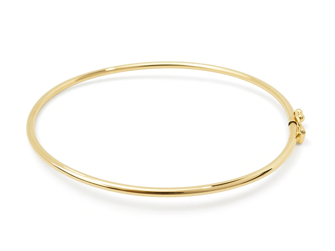 Bracelet jonc flexible L'Aurore en or jaune 18 carats poli avec fermoir de sécurité intégré sur fond blanc