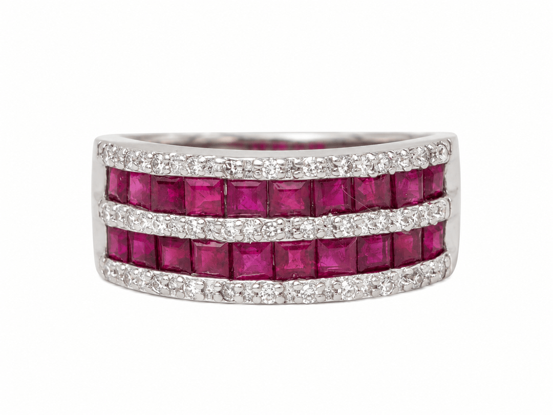 Bague en or blanc sertie de rubis calibrés et diamants naturels
