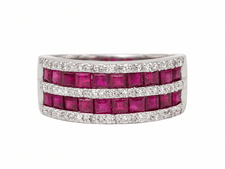 Bague en or blanc sertie de rubis calibrés et diamants naturels