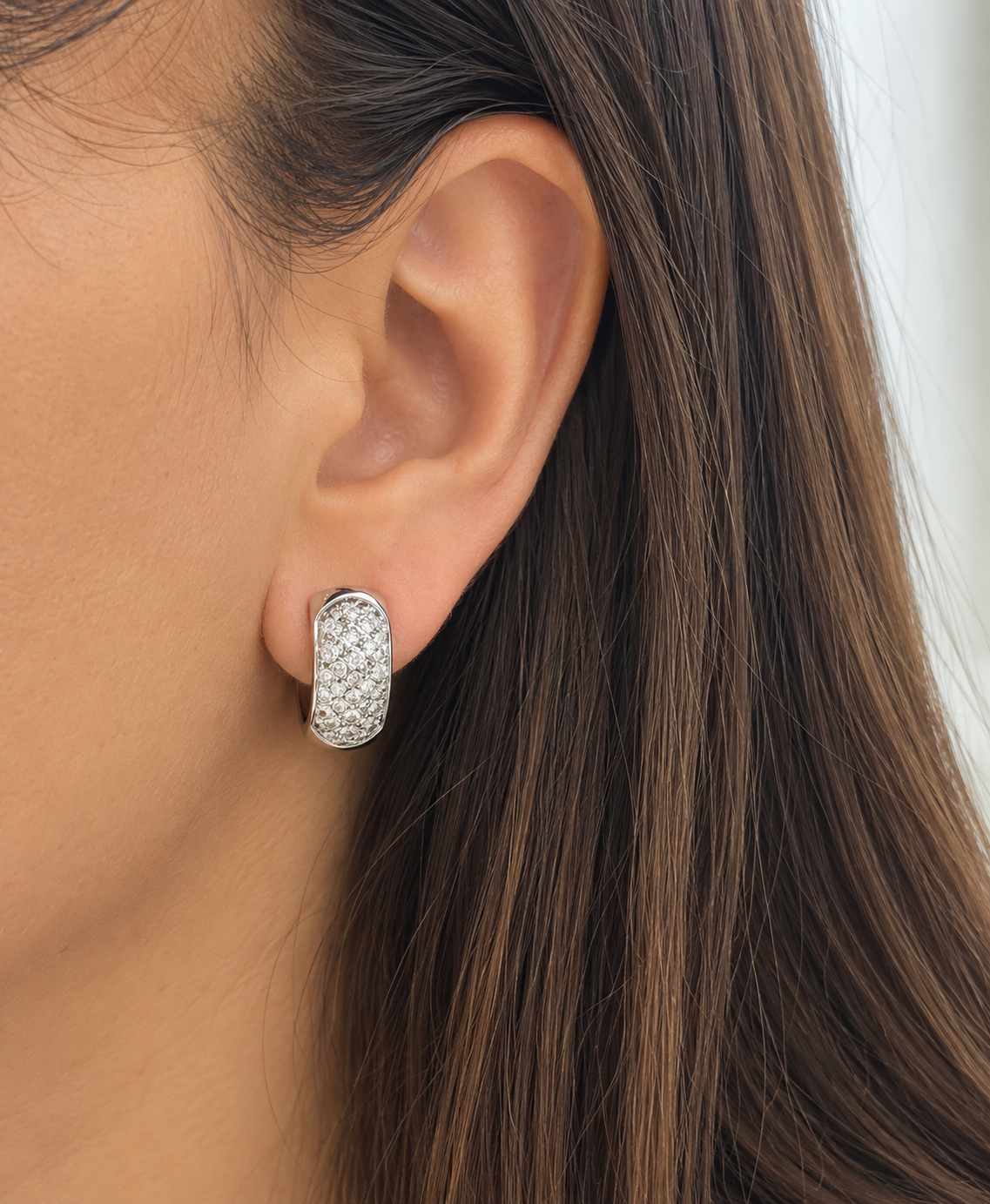 Boucles d'oreilles L'Aurore en or blanc 18 carats serties de diamants taille brillant avec fermoirs à clips