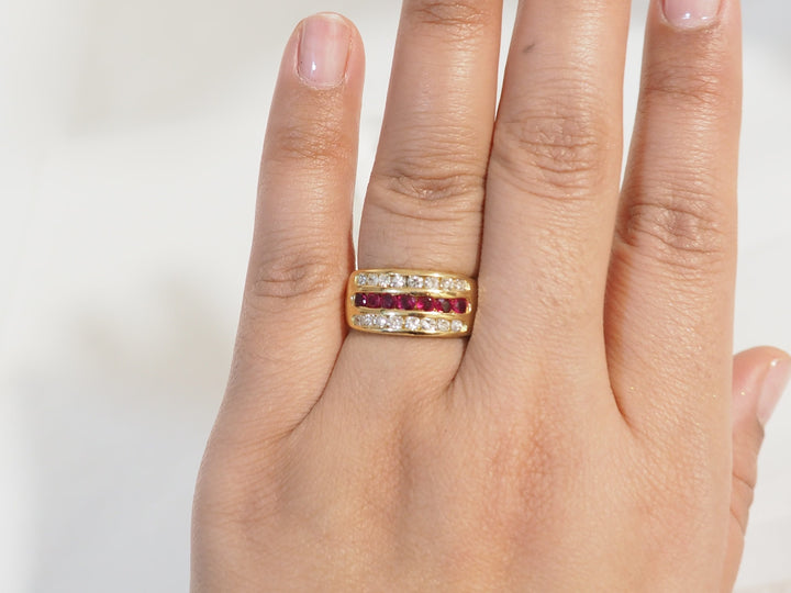 Bague ruban en or jaune, rubis et diamants