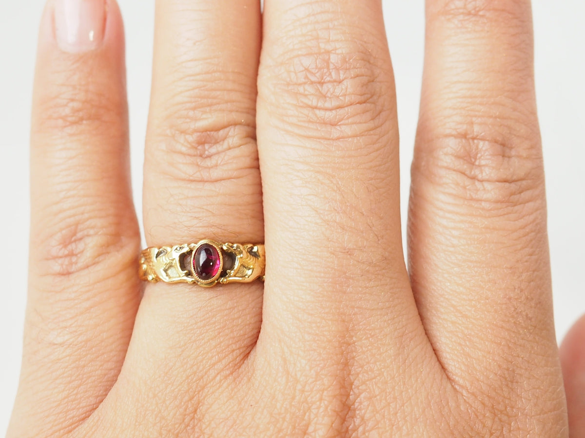 Bague ancienne en or jaune et rubis en cabochon