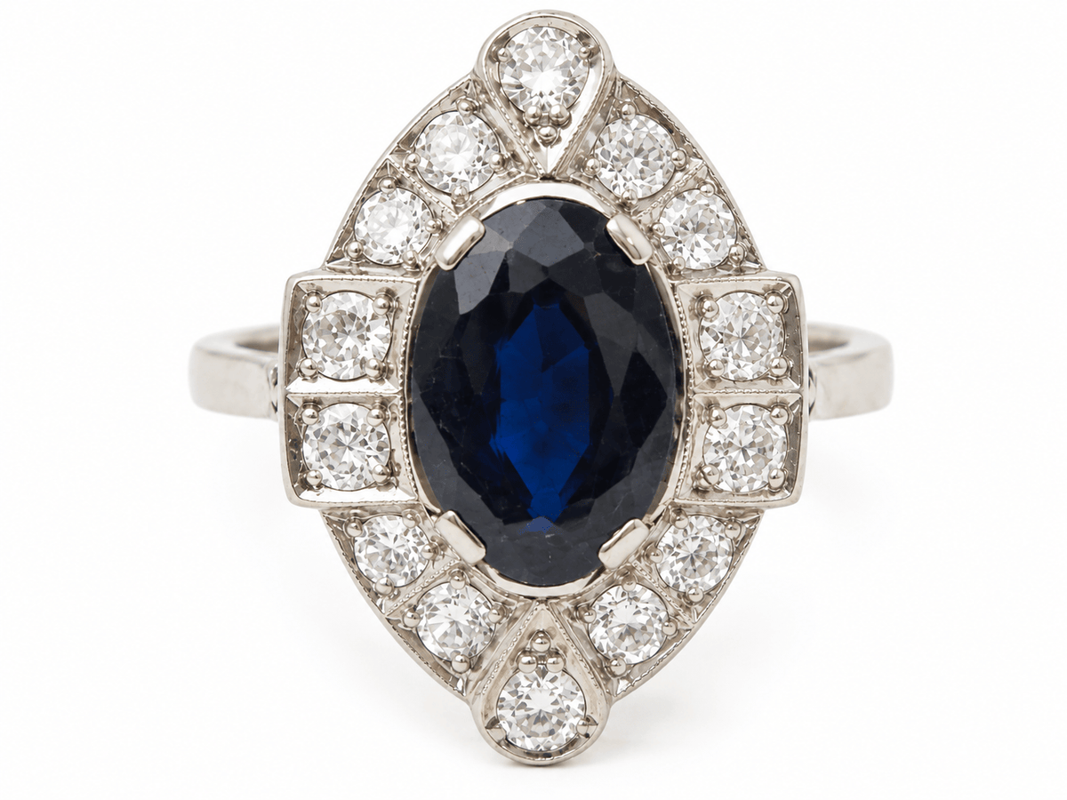 Bague Art Déco L'Aurore en platine avec saphir ovale central entouré de diamants étincelants