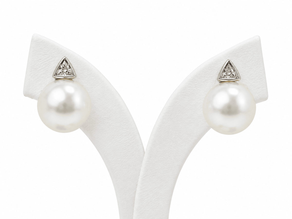 Boucles d'oreilles L'Aurore en or blanc 18K avec perles de culture australiennes 12 mm et diamants taille triangle