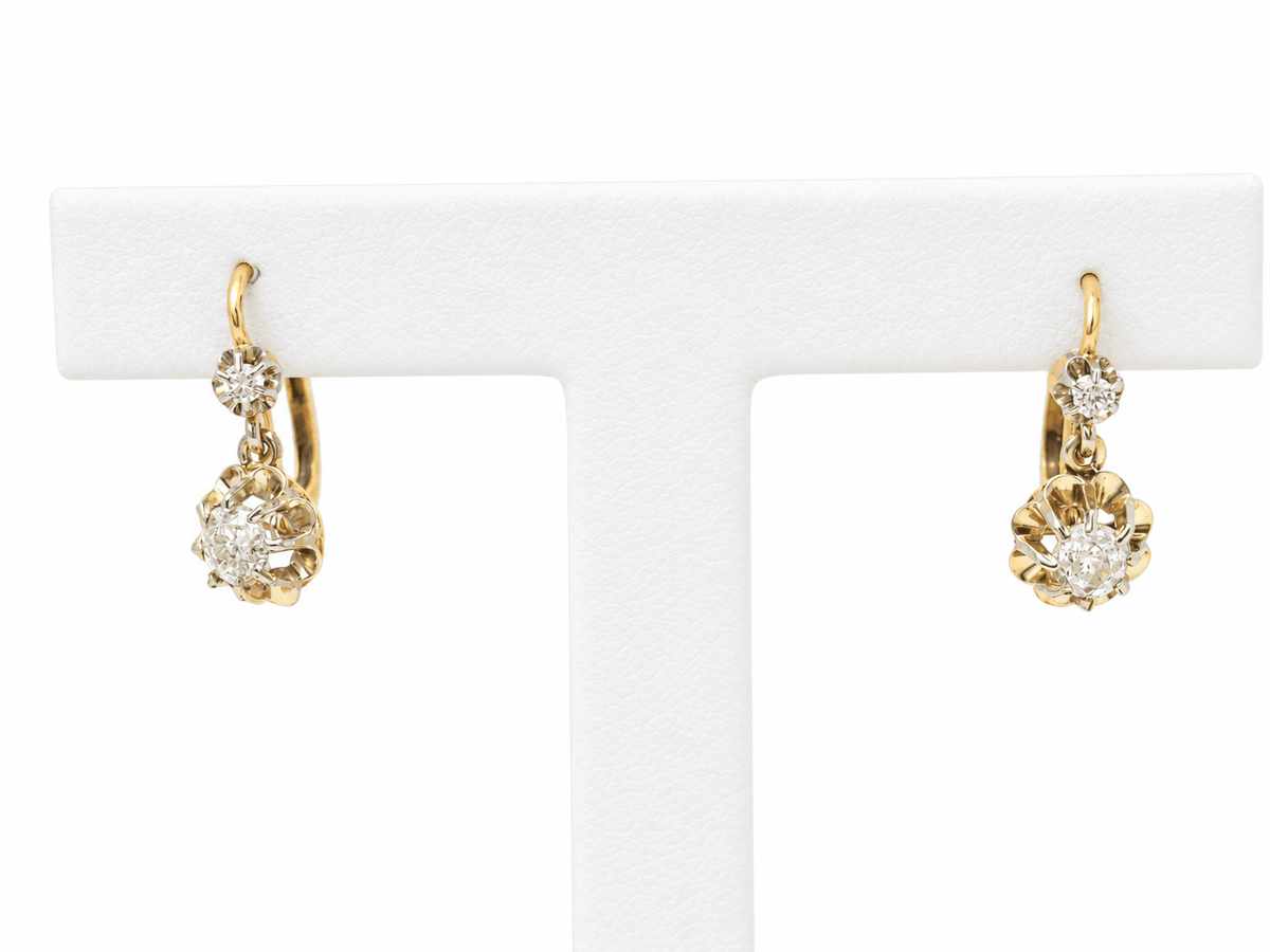 Paire de dormeuses anciennes L'Aurore en or 18k et diamants taille ancienne de style Art nouveau sur présentoir blanc