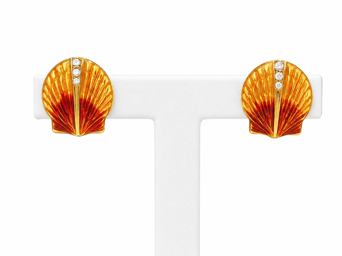 Boucles d'oreilles vintage L'Aurore en or jaune 18K, motif coquillage émaillé orange et diamants sertis