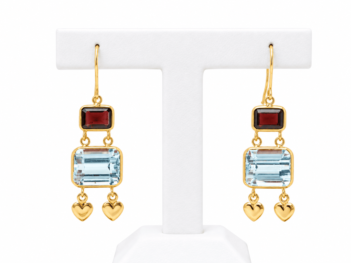 Boucles d'oreilles pendantes L'Aurore en or jaune 18K avec aigue-marine rectangulaire, grenat et motifs cœurs mobiles