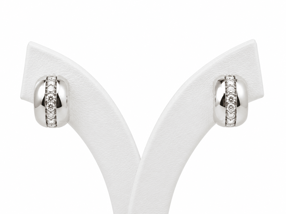 Boucles d'oreilles créoles épaisses L'Aurore en or blanc 18 carats serties de diamants taille brillant