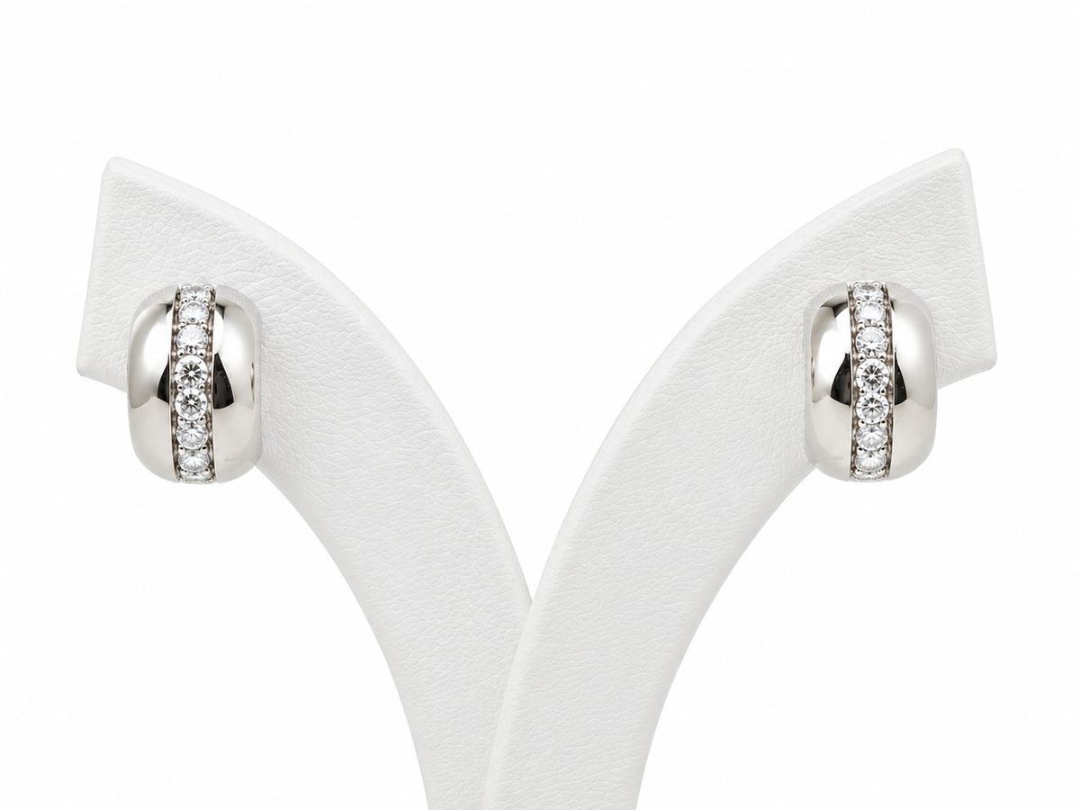 Boucles d'oreilles créoles épaisses L'Aurore en or blanc 18 carats serties de diamants taille brillant