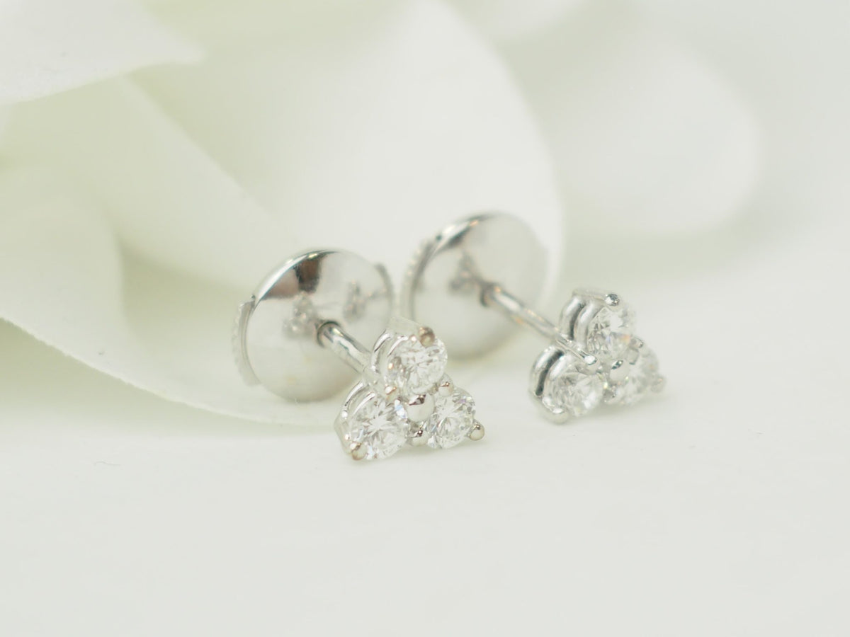 Boucles d'oreilles L'Aurore en or blanc 18 carats avec trois diamants taille brillant disposés en triangle