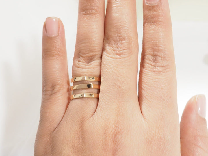 Bague Repossi Antifer multi-rangs en or rose 18 carats portée sur le doigt, vendue par L&