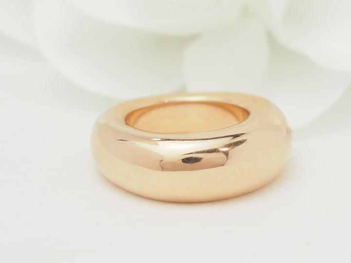 Bague jonc Chaumet en or rose 18 carats, design large et épuré, proposée par L&