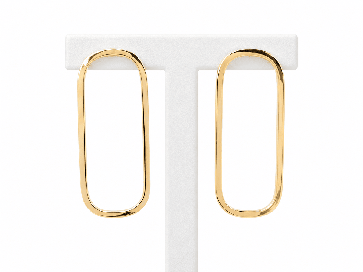 Boucles d'oreilles L'Aurore rectangulaires allongées en or jaune 18 carats au design géométrique minimaliste et poli.