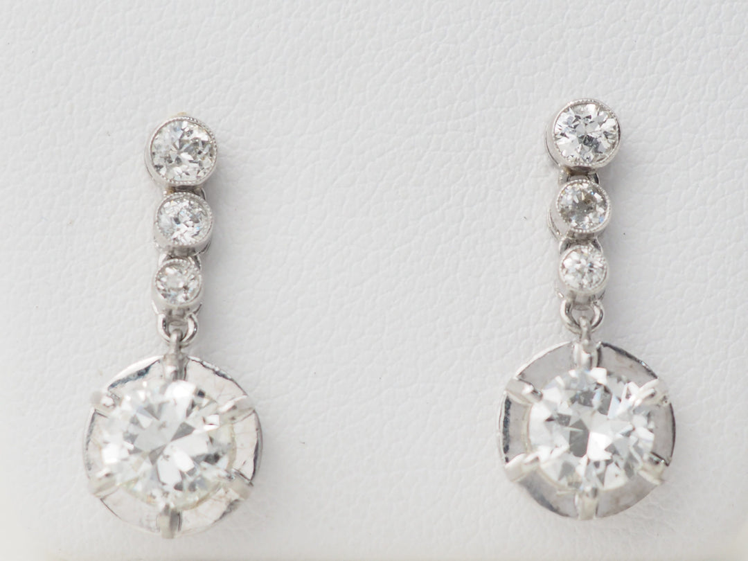 Paire de dormeuses anciennes en or blanc et diamants