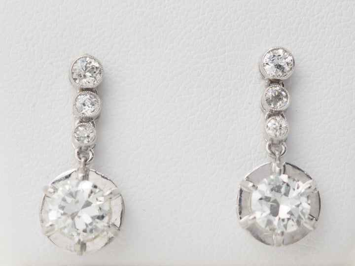 Paire de dormeuses anciennes en or blanc et diamants