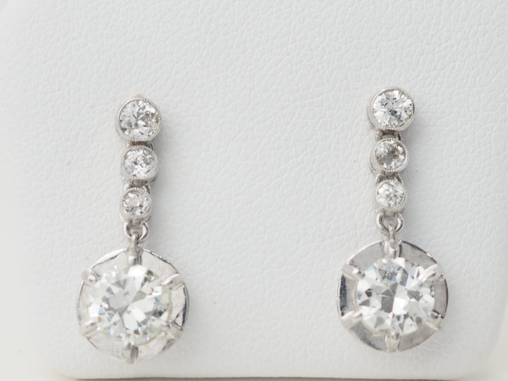 Paire de dormeuses anciennes en or blanc et diamants