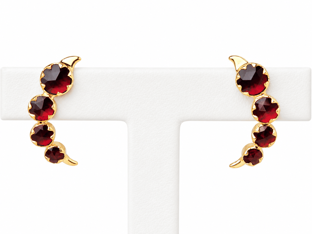 Boucles d'oreilles L'Aurore en or jaune 18 carats ornées de grenats de Perpignan en forme d'arc de cercle