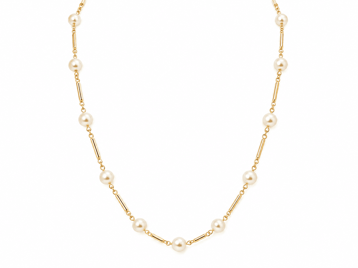 Collier L'Aurore en or jaune 18 carats alternant perles de culture et barrettes dorées sur fond blanc