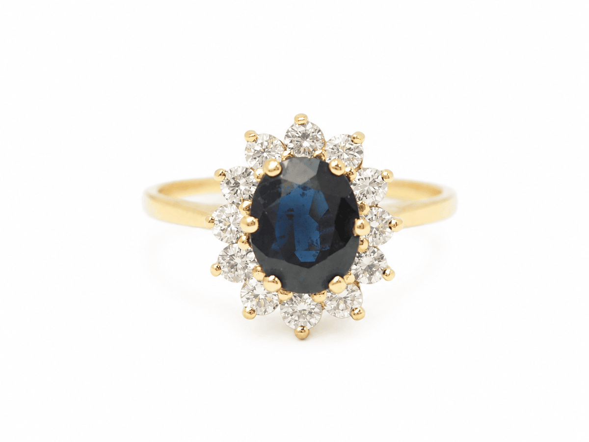Bague marguerite L'Aurore en or jaune 18 carats avec saphir ovale 2 carats entouré de diamants taille brillant