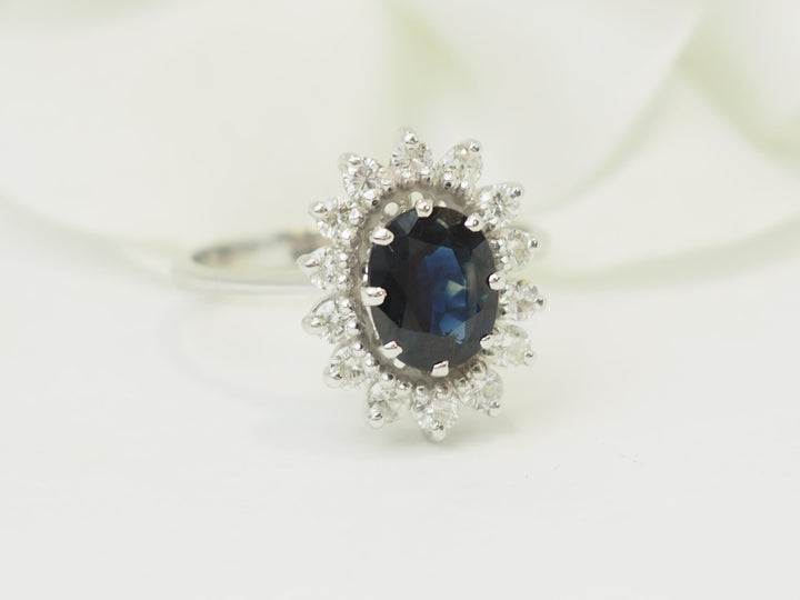 Bague marguerite ancienne saphir et diamants en or blanc 18 ct