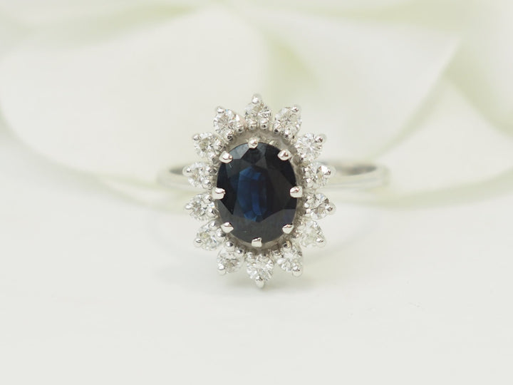 Bague marguerite ancienne saphir et diamants en or blanc 18 ct