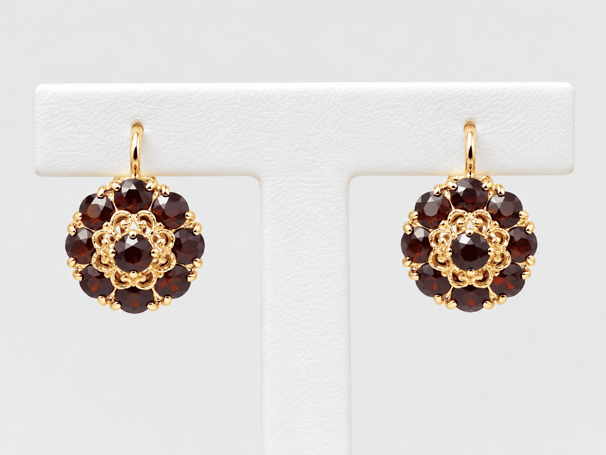 Boucles d'oreilles dormeuses vintage L'Aurore en or jaune 18k serties de grenats rouges en forme de fleur