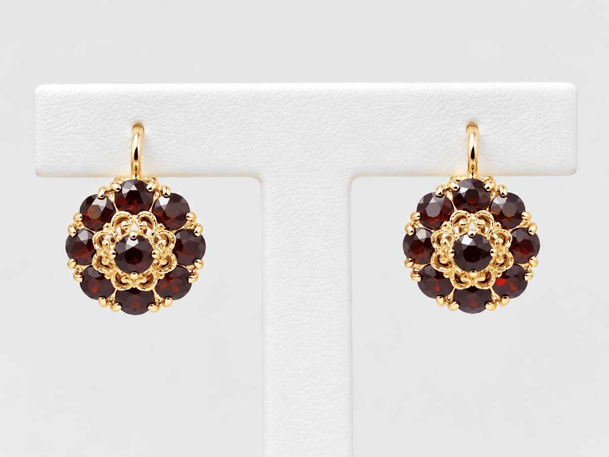 Boucles d'oreilles dormeuses vintage L'Aurore en or jaune 18k serties de grenats rouges en forme de fleur