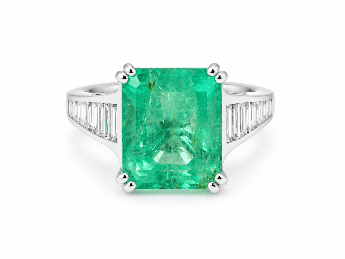 Bague en or blanc, Emeraude 7cts de Colombie et diamants