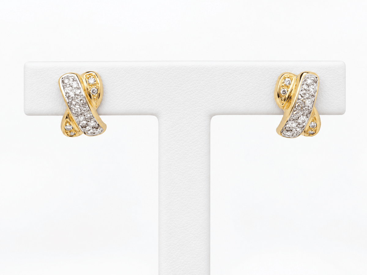 Boucles d'oreilles vintage L'Aurore en or bicolore 18 carats serties de diamants brillants sur support blanc