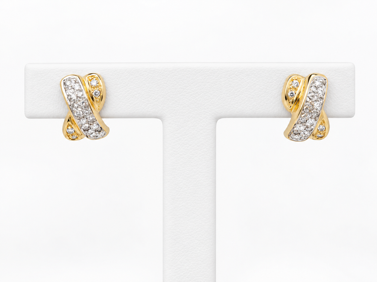 Boucles d'oreilles vintage L'Aurore en or bicolore 18 carats serties de diamants brillants sur support blanc