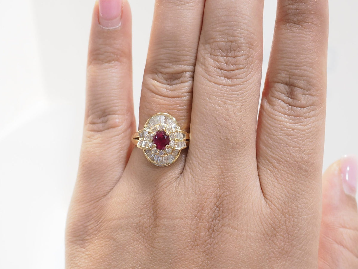 Bague jupe vintage L'Aurore en or jaune 18k, ornée d'un rubis central entouré de diamants brillants et baguettes