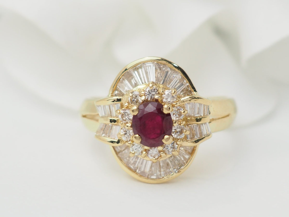Bague jupe vintage L'Aurore en or jaune 18k avec rubis central, diamants taille brillant et diamants baguette