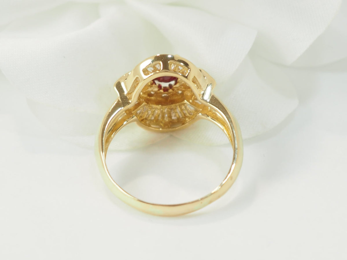 Bague jupe vintage L'Aurore en or jaune 18k avec rubis central, diamants taille brillant et baguette