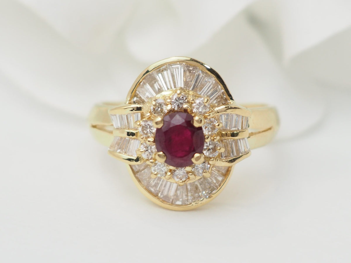 Bague jupe vintage L'Aurore en or jaune 18k avec rubis central entouré de diamants taille brillant et baguette