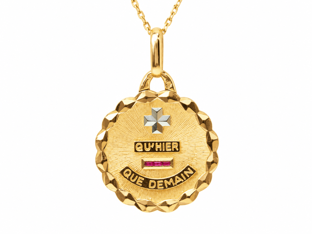 Pendentif L'Aurore Augis en or jaune 18 carats avec inscription Plus qu'hier moins que demain et rubis baguette