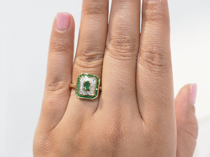 Bague en or jaune, émeraude et diamants