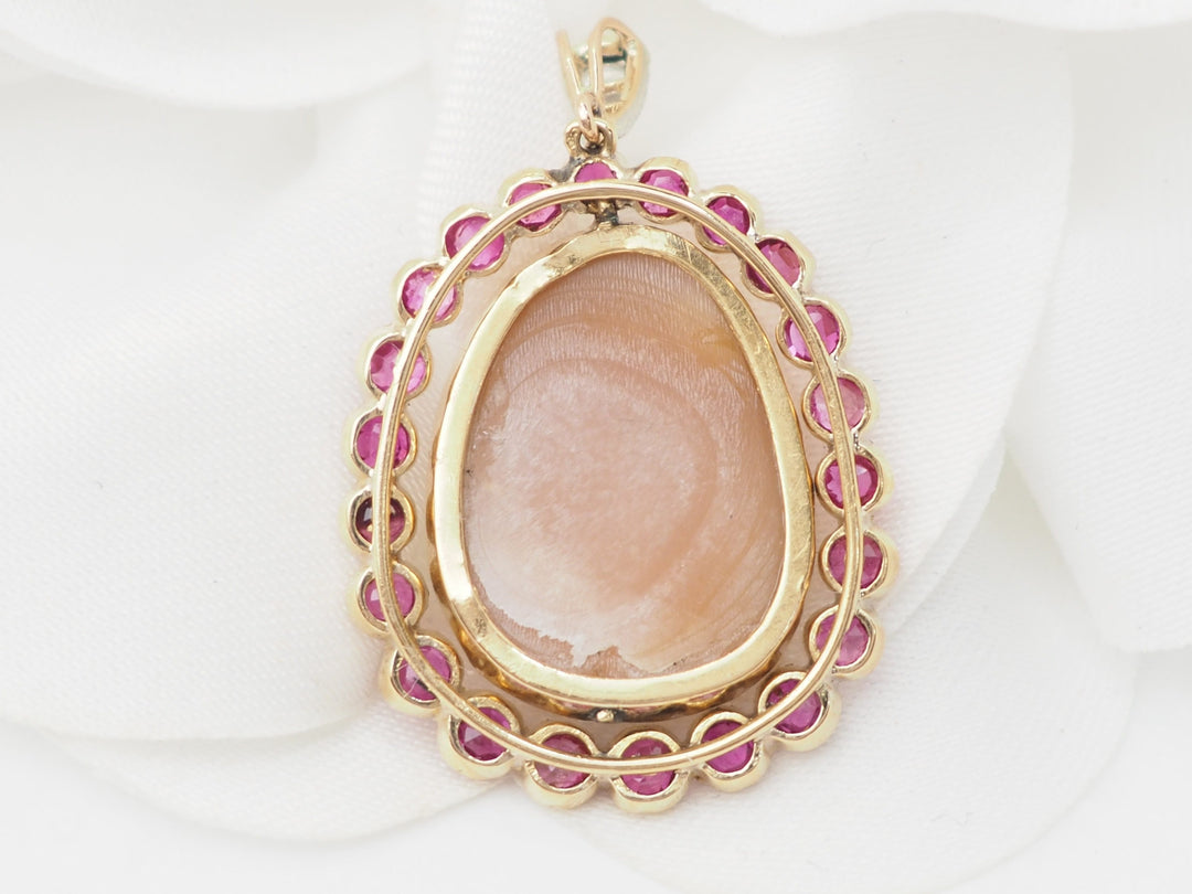 Pendentif camée en or jaune rubis et diamants