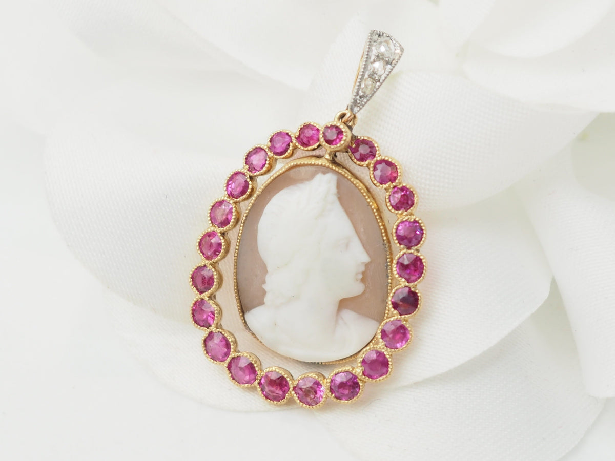 Pendentif camée en or jaune rubis et diamants