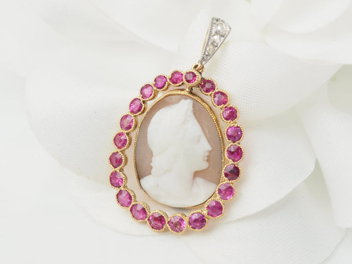 Pendentif camée en or jaune rubis et diamants