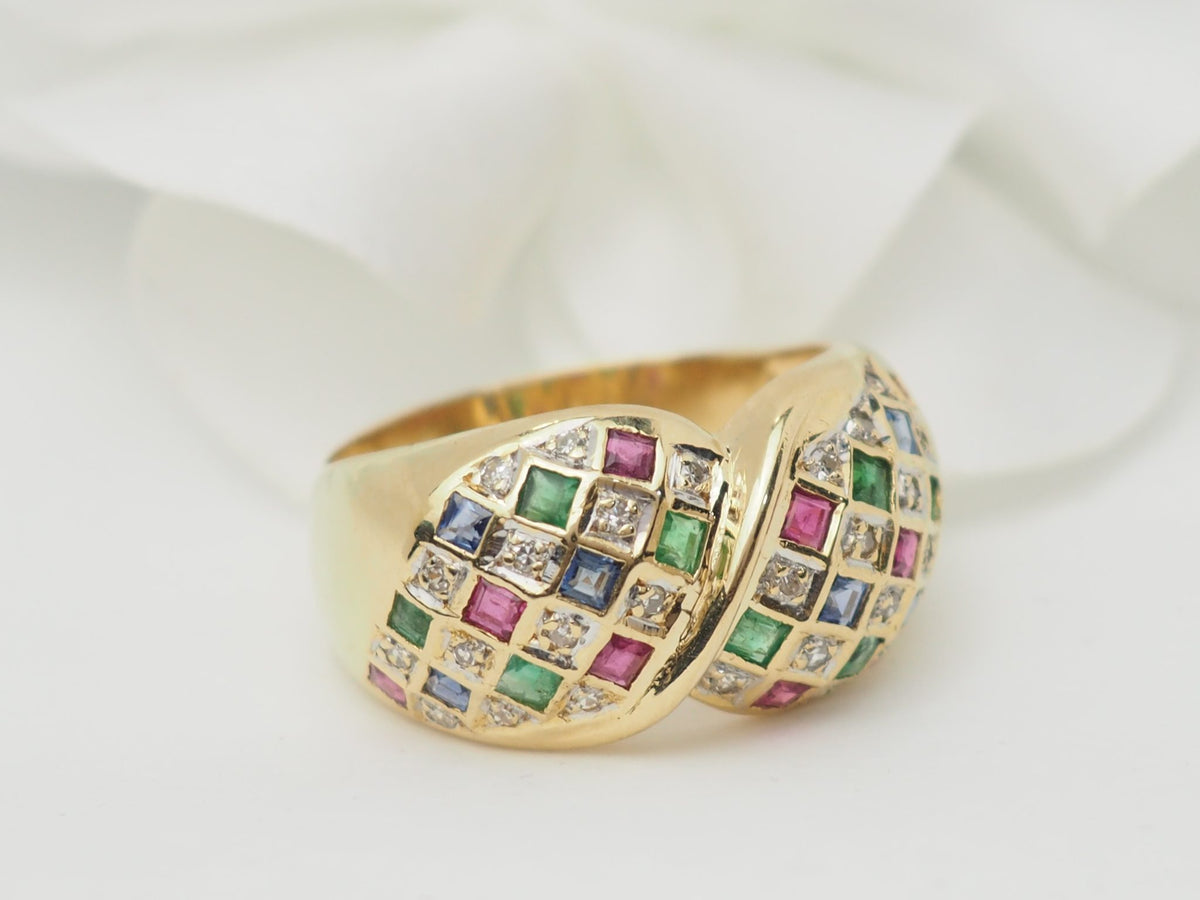 Bague vintage L'Aurore en or jaune 18kt pavée de diamants, émeraudes, saphirs et rubis carrés