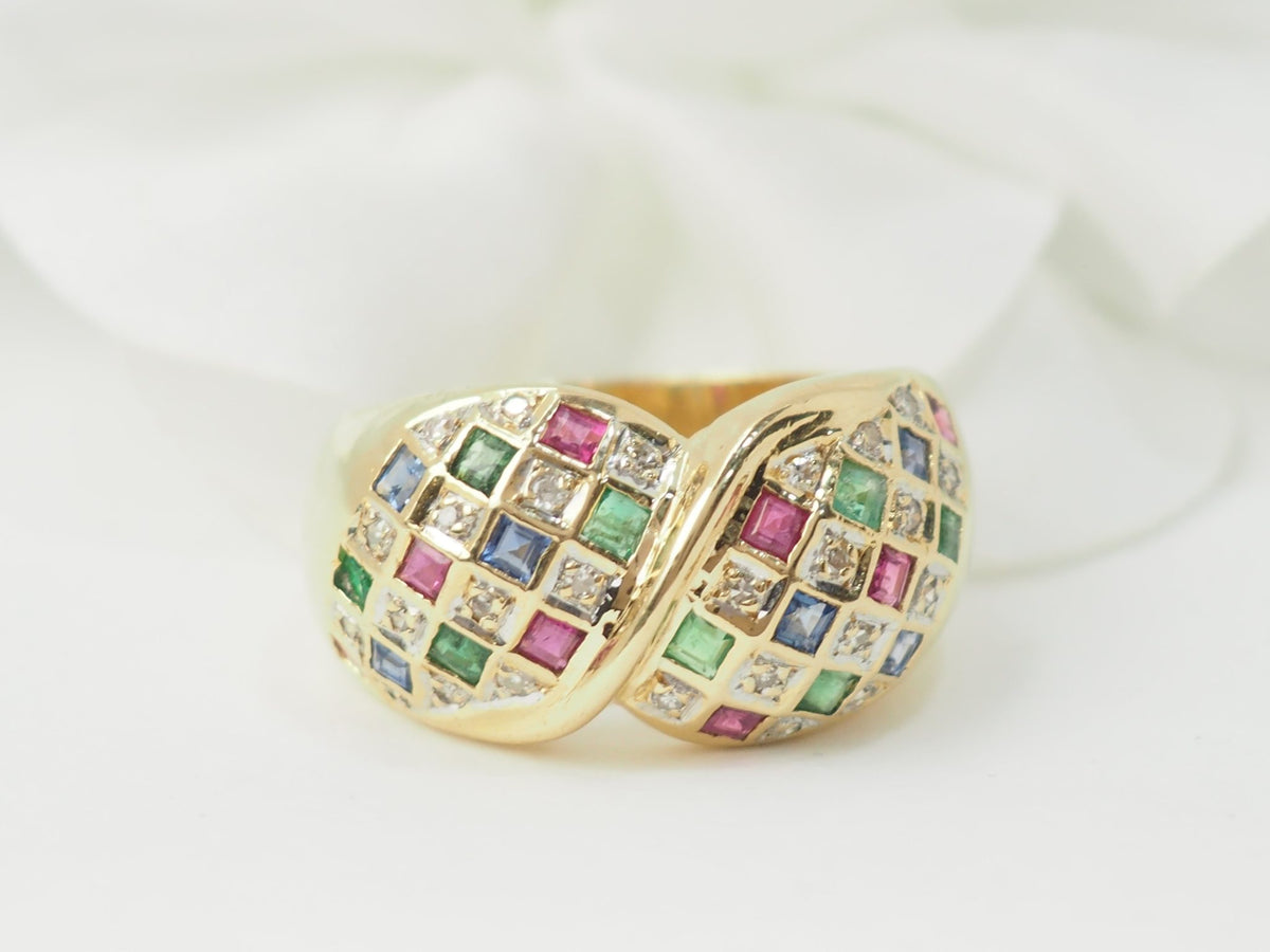 Bague vintage L'Aurore en or jaune 18kt avec pavage de diamants, émeraudes, saphirs et rubis carrés