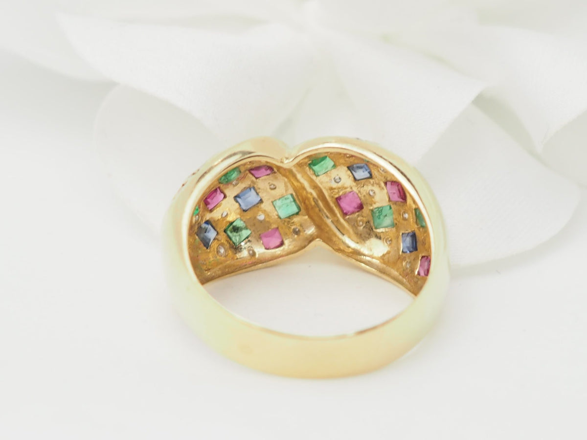 Bague vintage L'Aurore en or jaune 18kt pavée de diamants, émeraudes, saphirs et rubis carrés