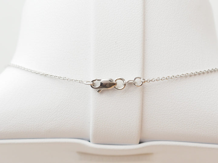 Fermoir mousqueton et chaîne maille forçat en or blanc 18kt du collier L&