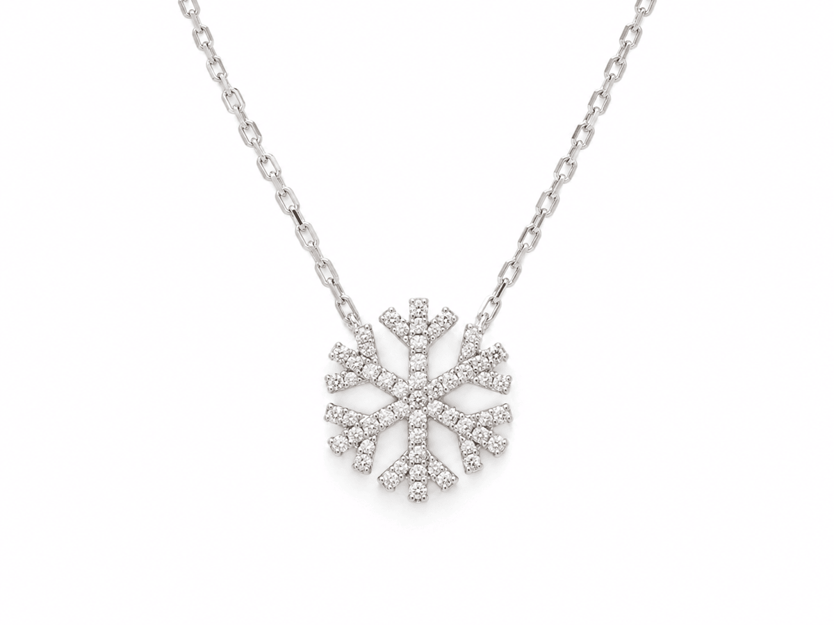 Collier L'Aurore en or blanc 18 carats avec pendentif flocon de neige pavé de diamants 0,30 ct sur chaîne forçat