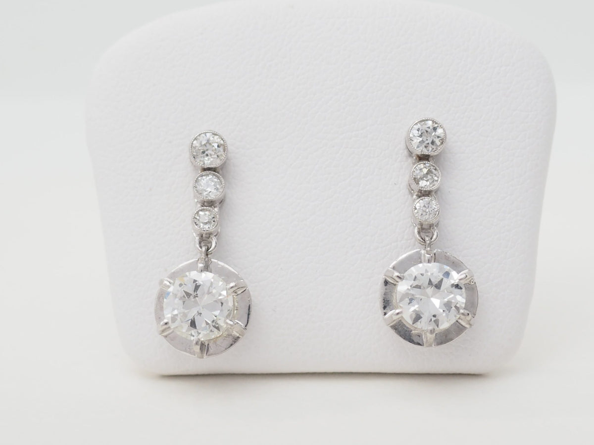 Paire de boucles d'oreilles dormeuses L'Aurore en or blanc 18kt, ornées de diamants taille brillant des années 50.