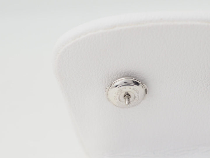 Fermoir Alpa en or blanc 18kt sur une paire de dormeuses anciennes L&