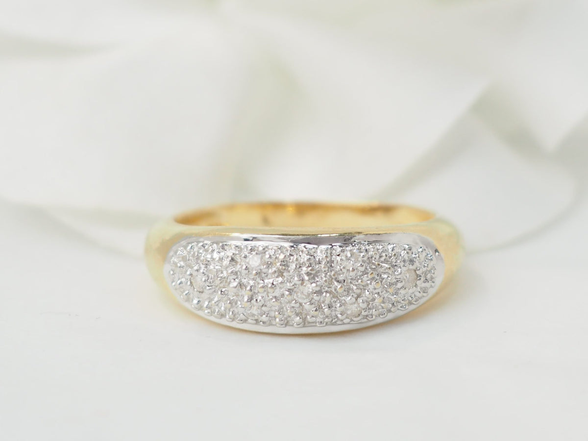 Bague jonc vintage L'Aurore en or jaune 18kt avec pavage de diamants taille brillant sur monture bicolore