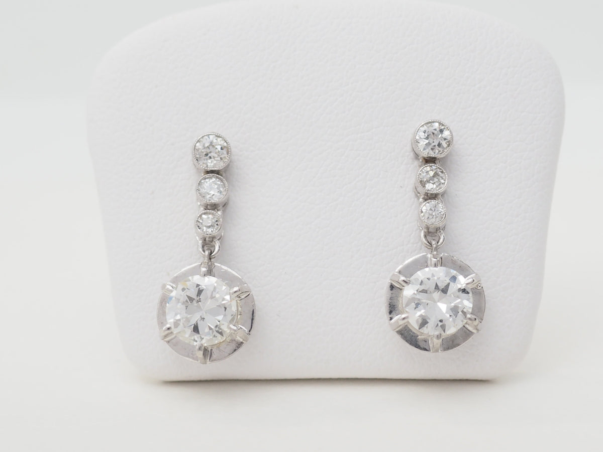 Paire de boucles d'oreilles dormeuses L'Aurore en or blanc 18kt, ornées de diamants taille brillant des années 50.